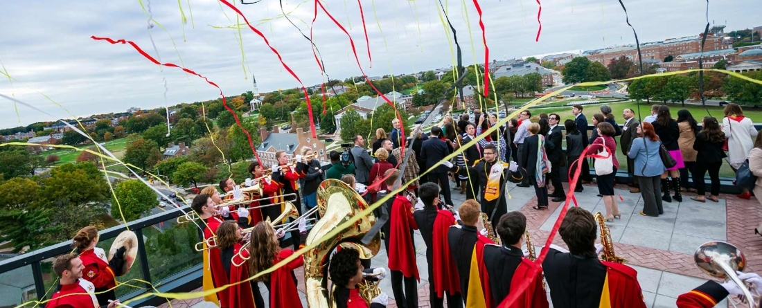 Groundbreaking confetti and band