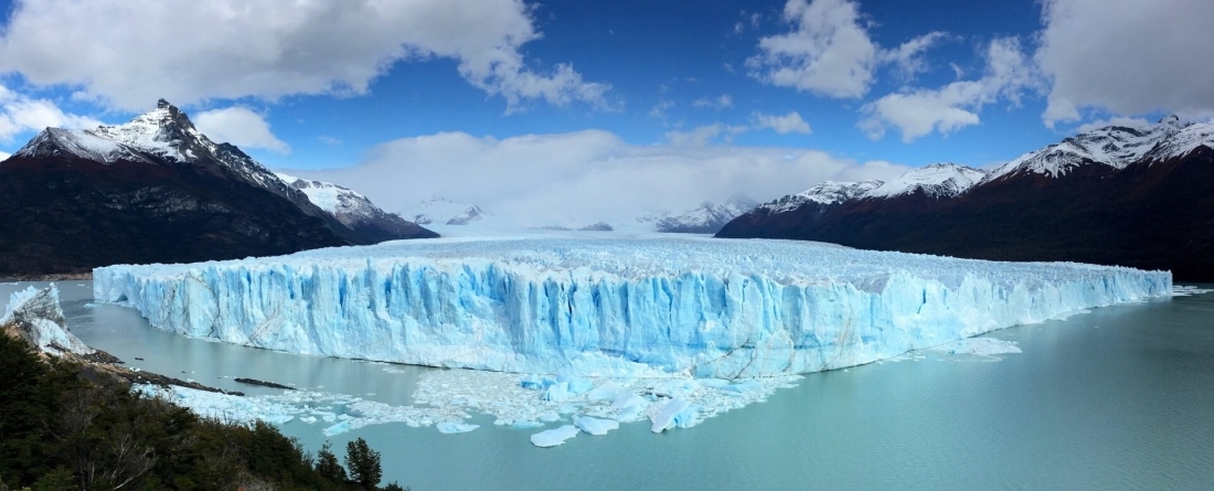 picture of glacier in ocean