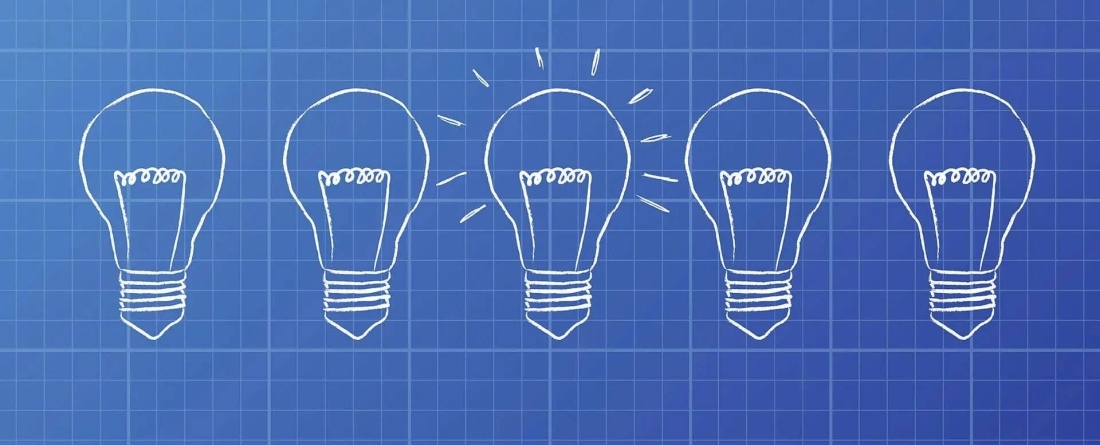 5 lightbulbs against a blue background, with the middle bulb lit.