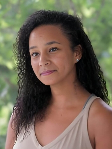 headshot of Mariah Davis